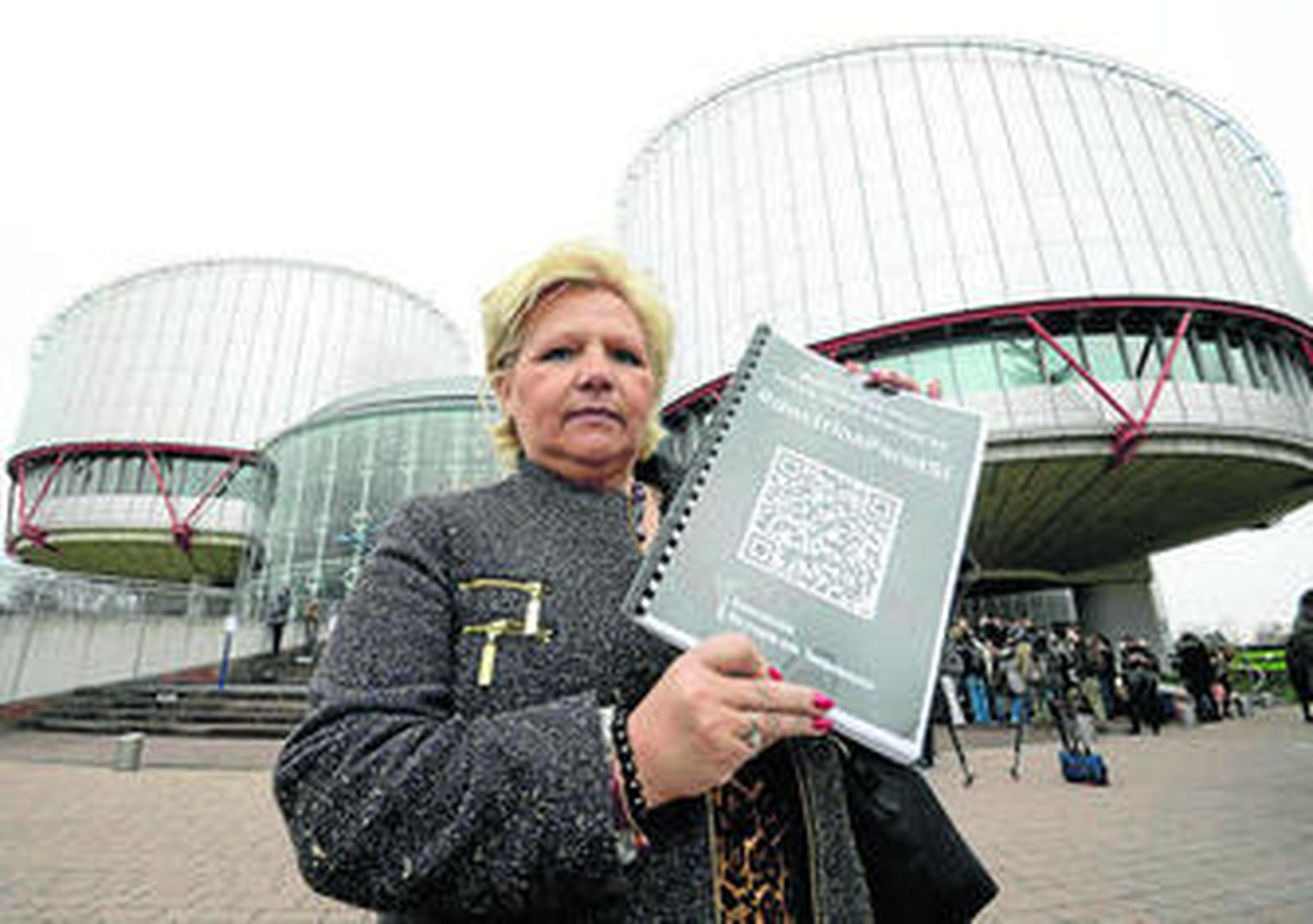 La presidenta de la AVT, Ángeles Pedraza, posa ante el Tribunal Europeo de Derechos Humanos el pasado marzo.