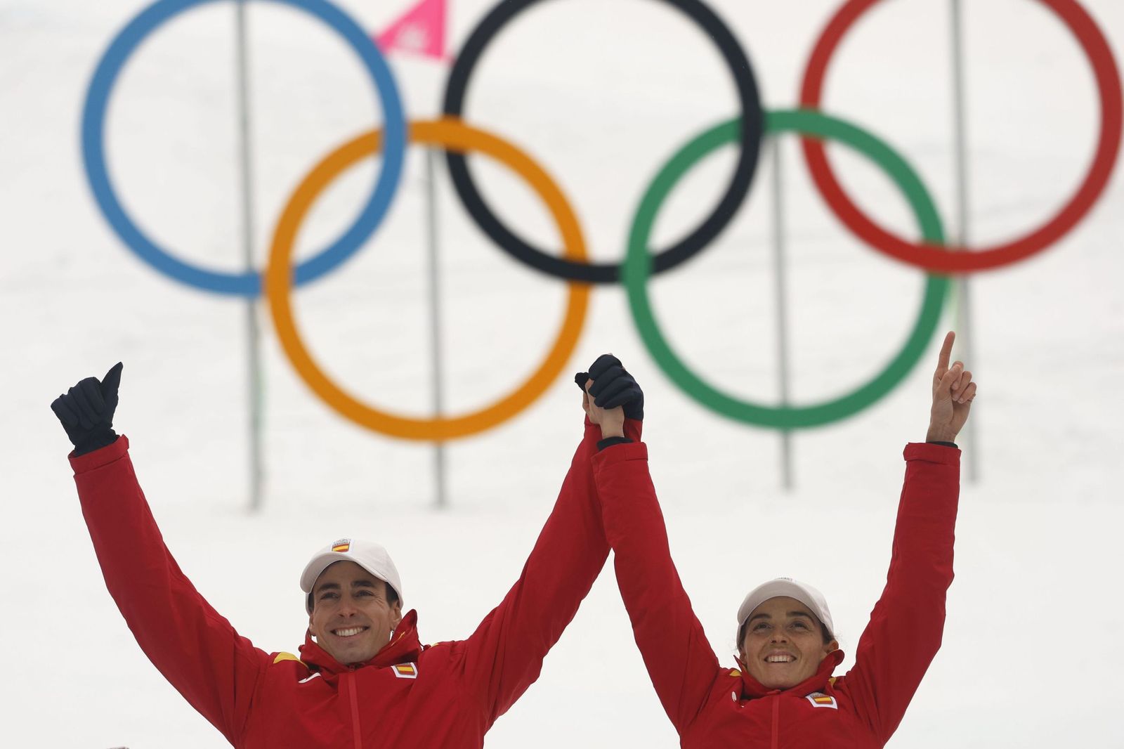 Los españoles posan junto a los aros olímpicos tras lograr el bronce