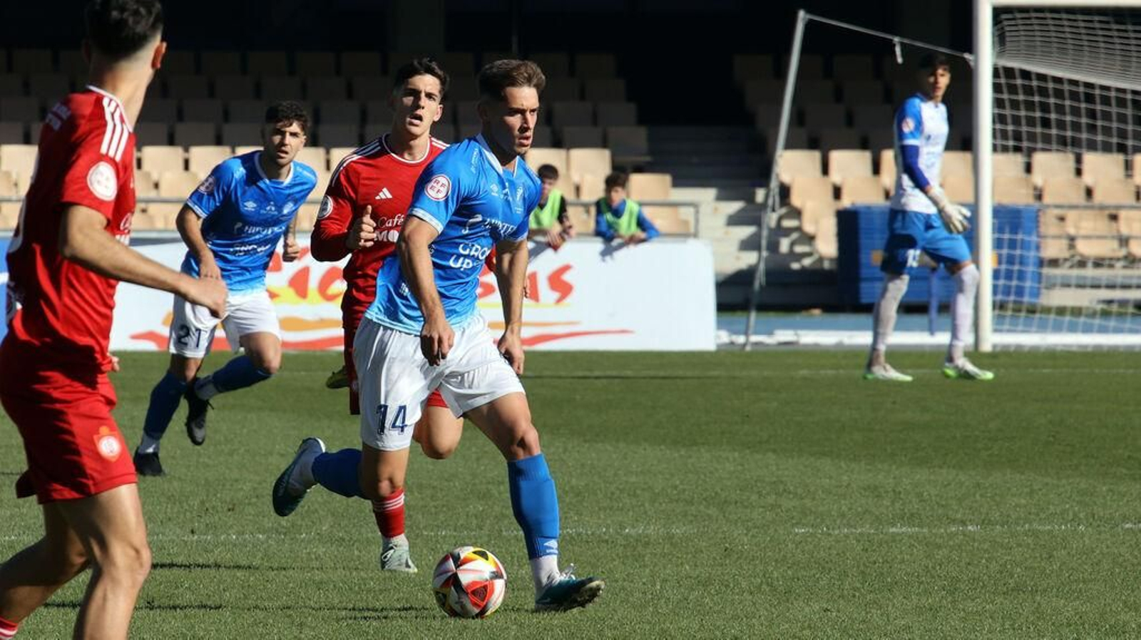 Álvaro Martínez lleva el peso del centro del campo del Xerez DFC junto a Rafa Parejo.