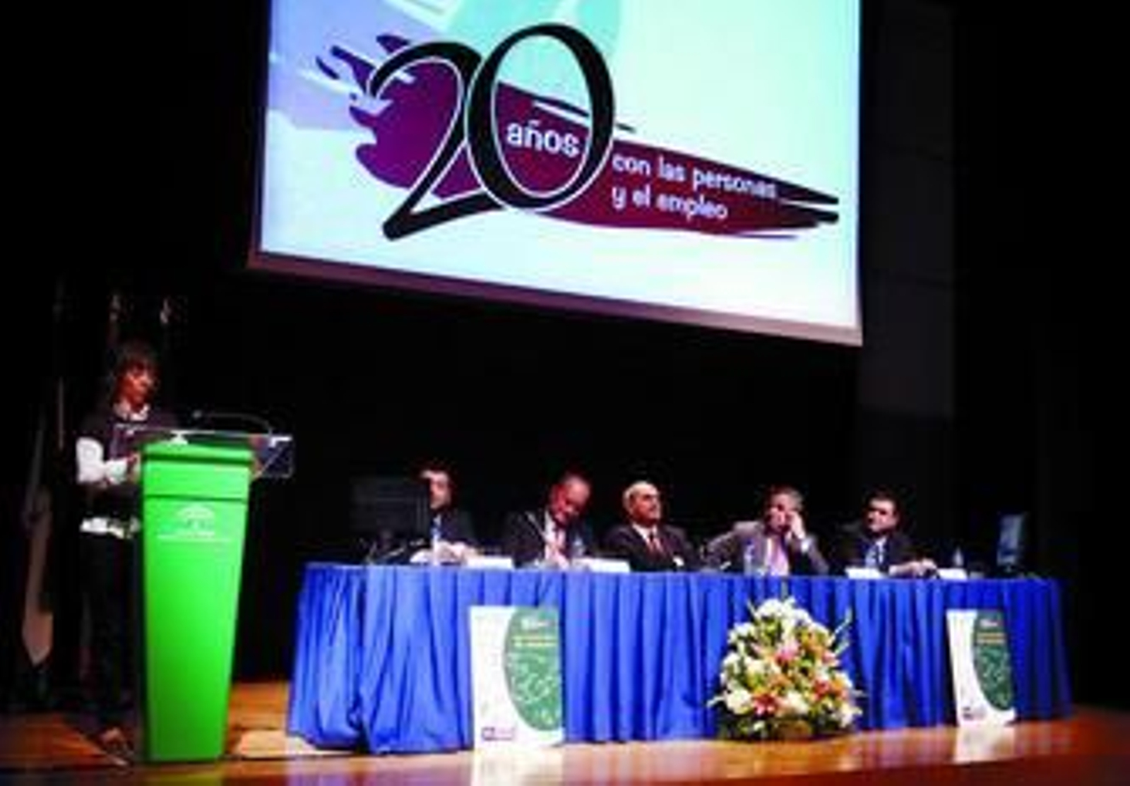 El presidente nacional de Red Araña, De la Torre, Chaves, Pendón y el director de Arrabal escuchan a Isabel, usuaria de Red Araña. El presidente nacional de Red Araña, De la Torre, Chaves, Pendón y el director de Arrabal escuchan a Isabel, usuaria de Red Araña.