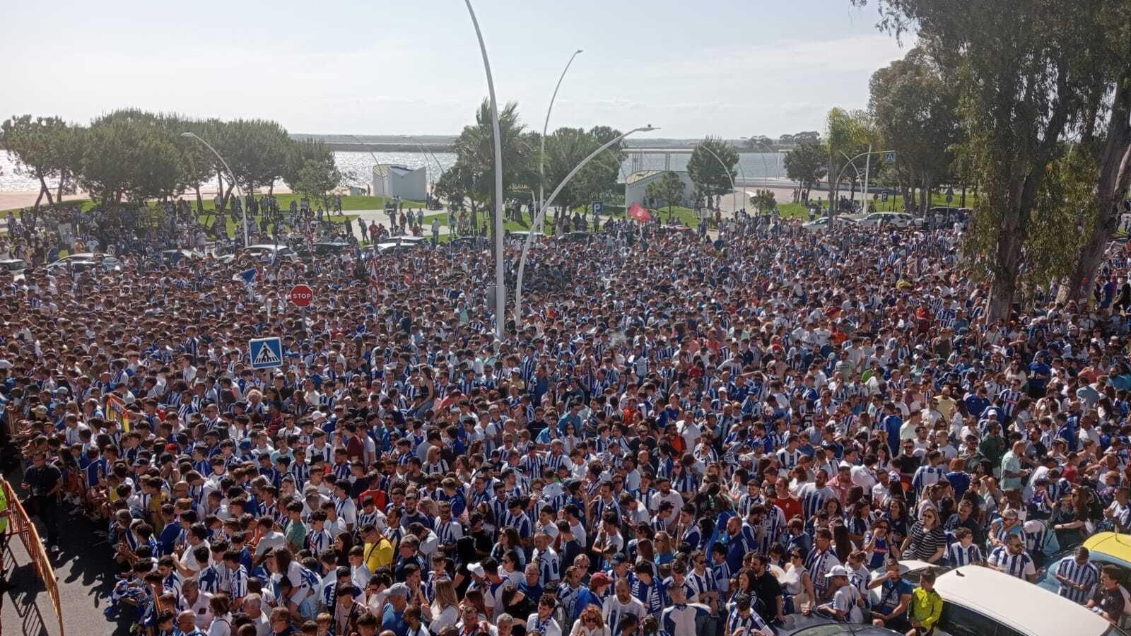 El ambiente previo de la llegada del Recre al Colombino.