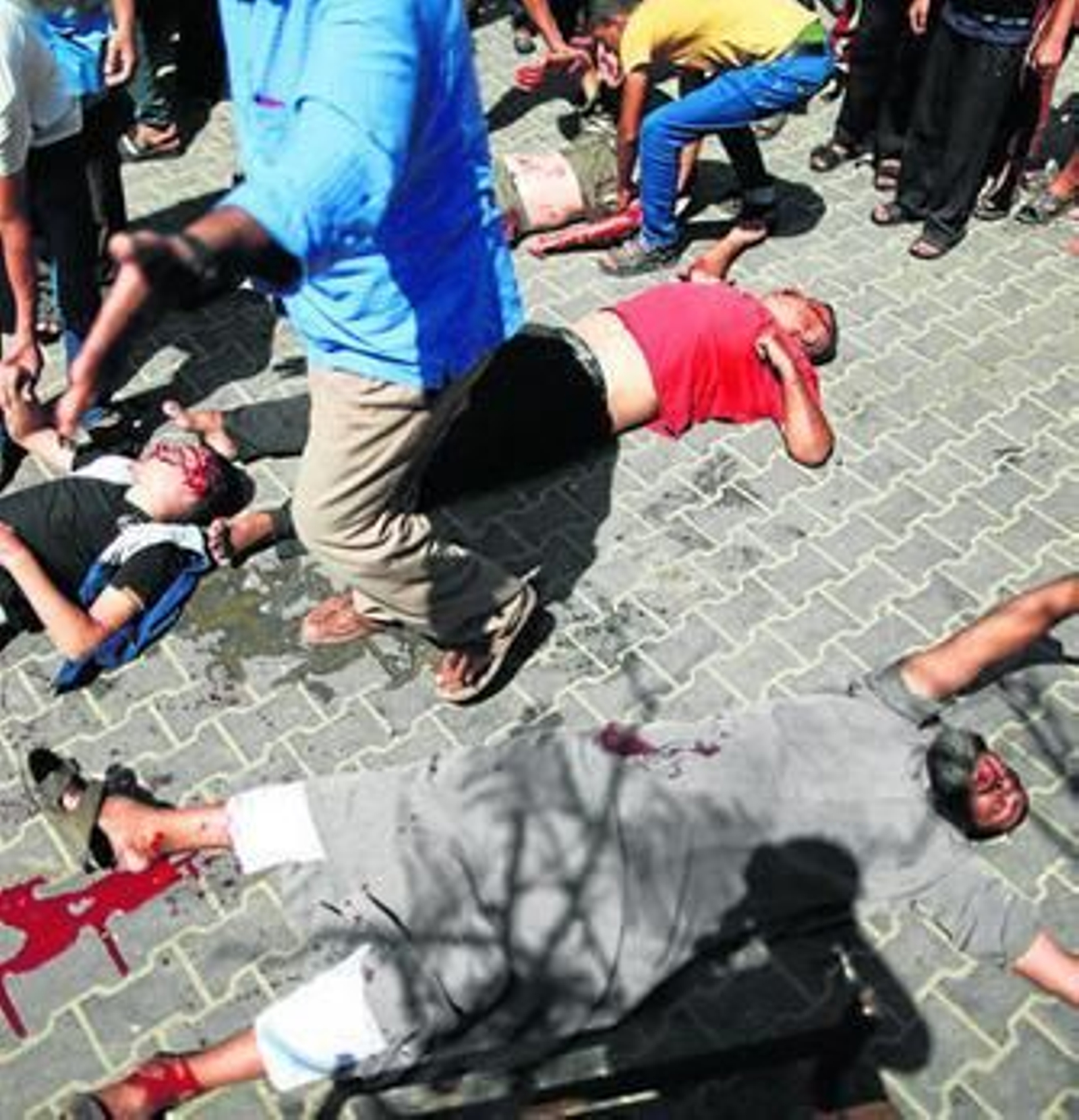 Palestinos heridos tras un ataque aéreo israelí a una escuela de la ONU en el sur de Gaza.