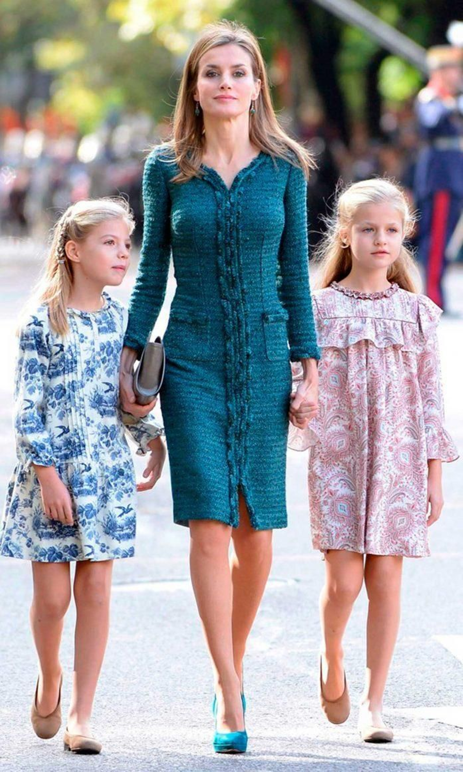 Con un ajustadísimo vestido verde en 2014, su primer año como Reina.