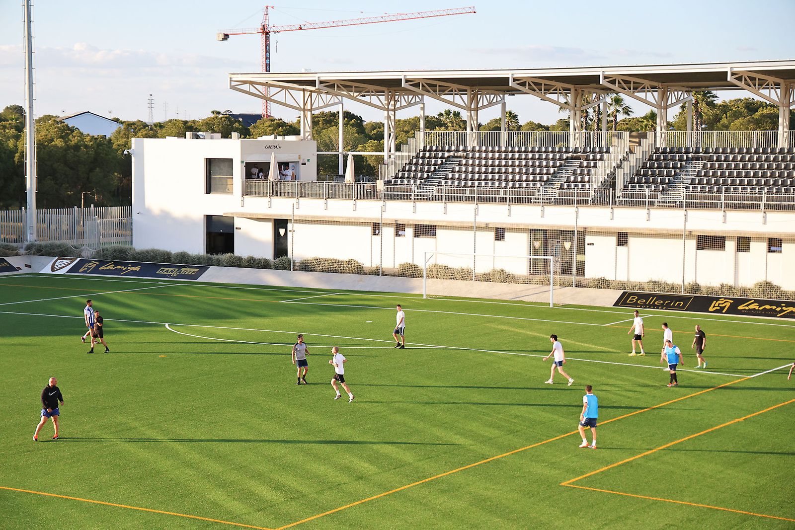 Movitransa presenta los nuevos modelos de BMW IX2 y el X2 en el complejo deportivo Lamiya