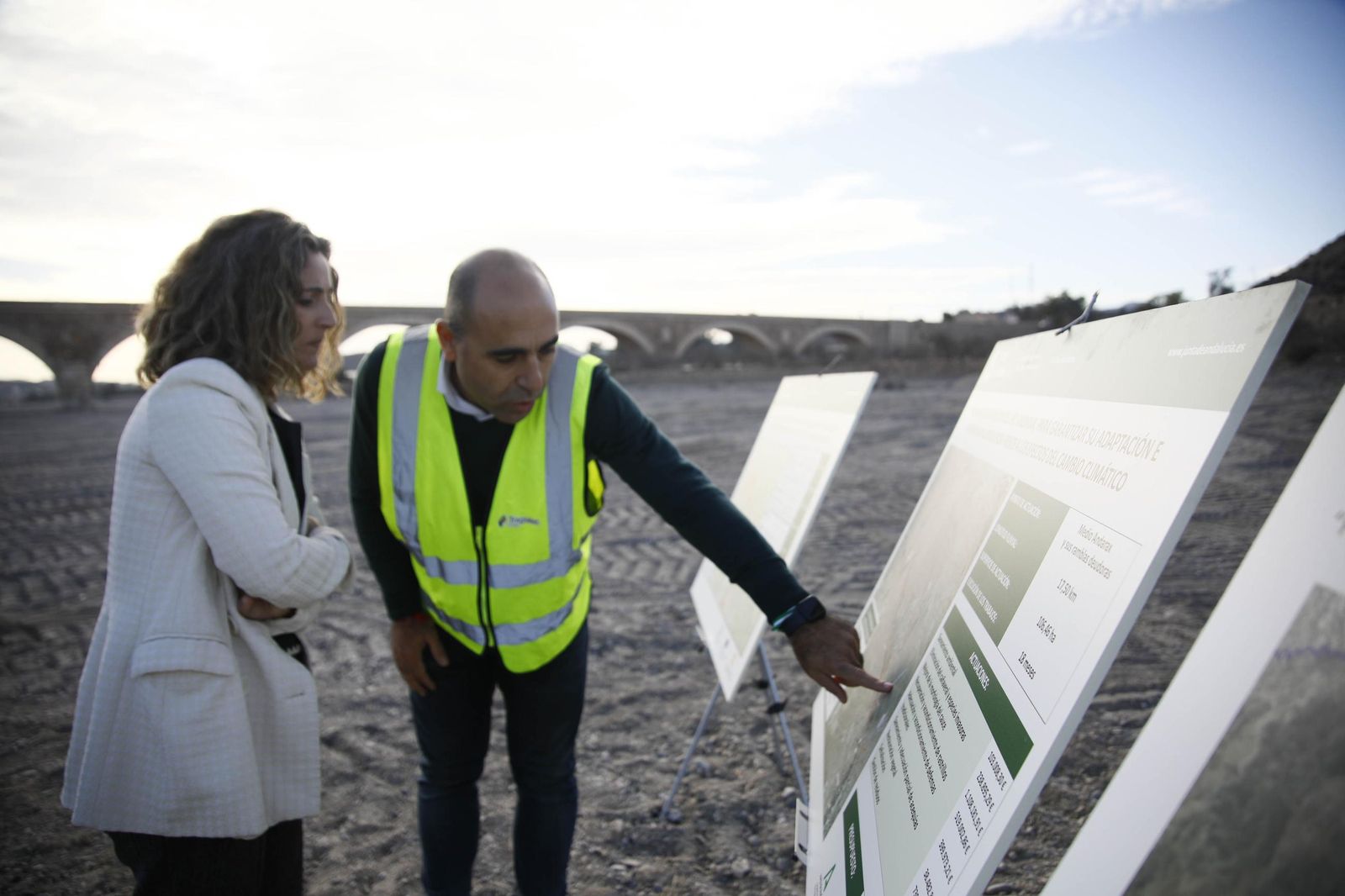 Las imágenes de la visita las obras de restauración hidrogeomorfológica y de naturalización del cauce del río Andarax, en Rioja