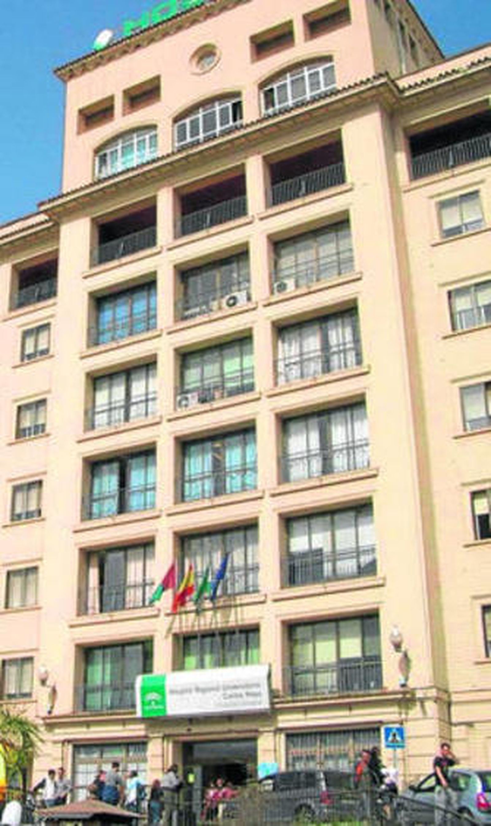 Fachada principal del Hospital Carlos Haya.