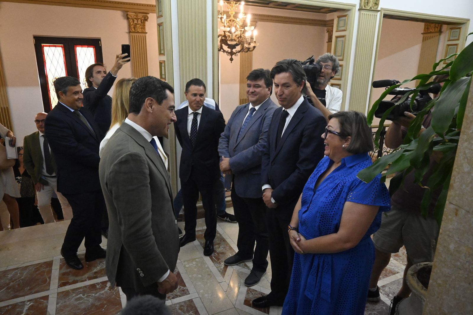 Visita de Juanma Moreno al Ayuntamiento de Huelva, en Imágenes