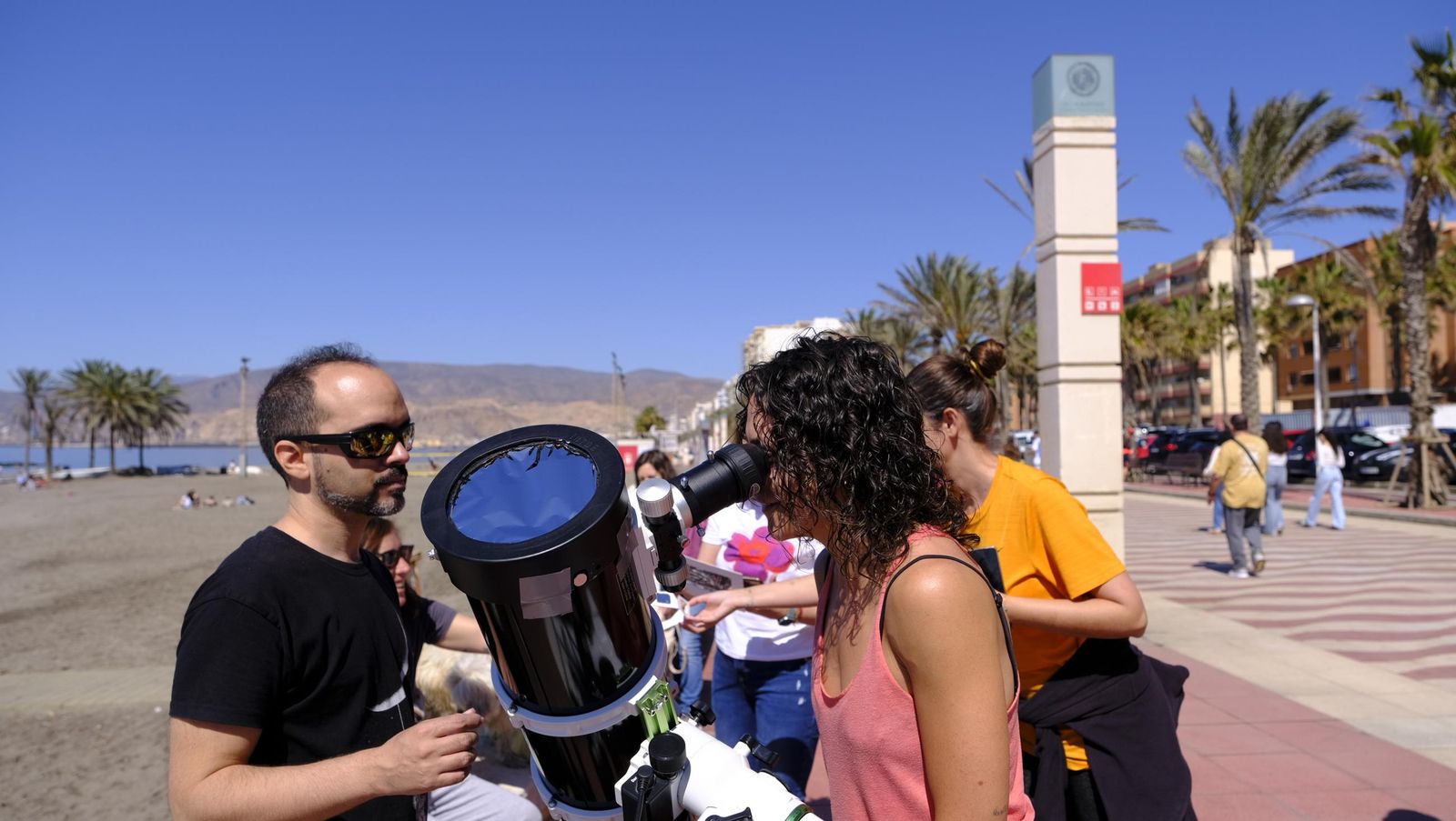 Almería observa el eclipse solar desde el Paseo Marítimo, en imágenes