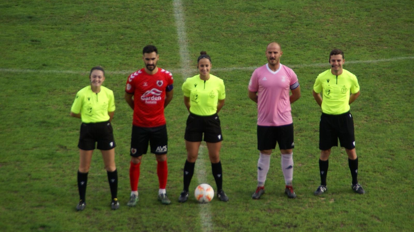 El trío arbitral, con los dos capitanes.
