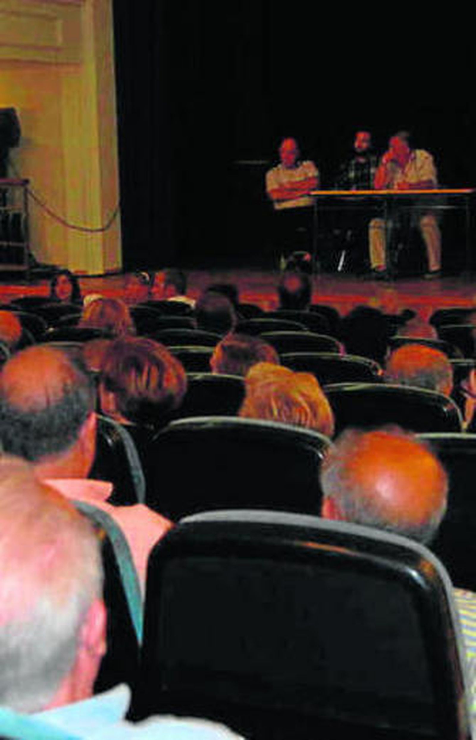 La reunión fue en el Teatro Saavedra.
