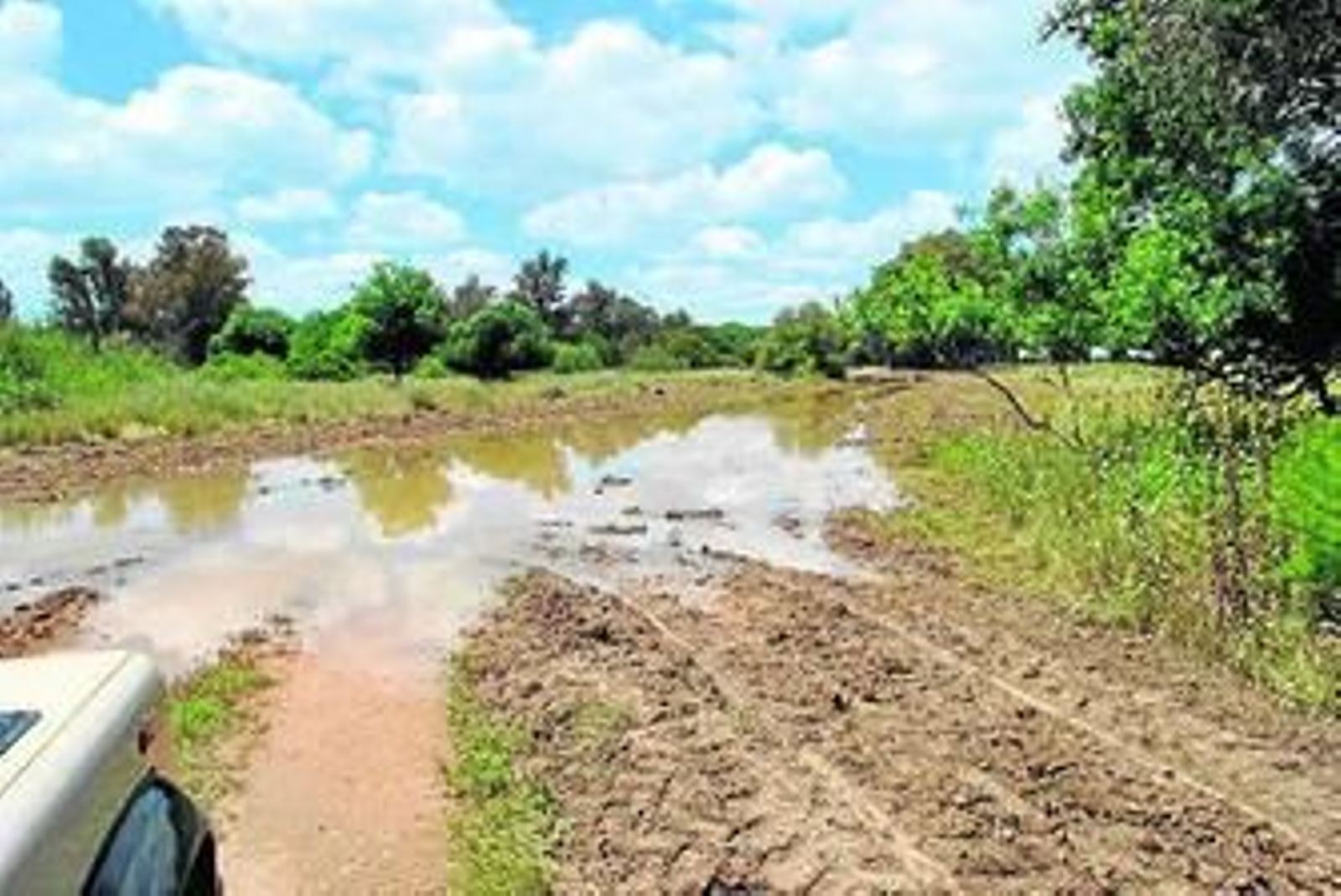 Dos imágenes del estado de los caminos que permanecen cerrados.