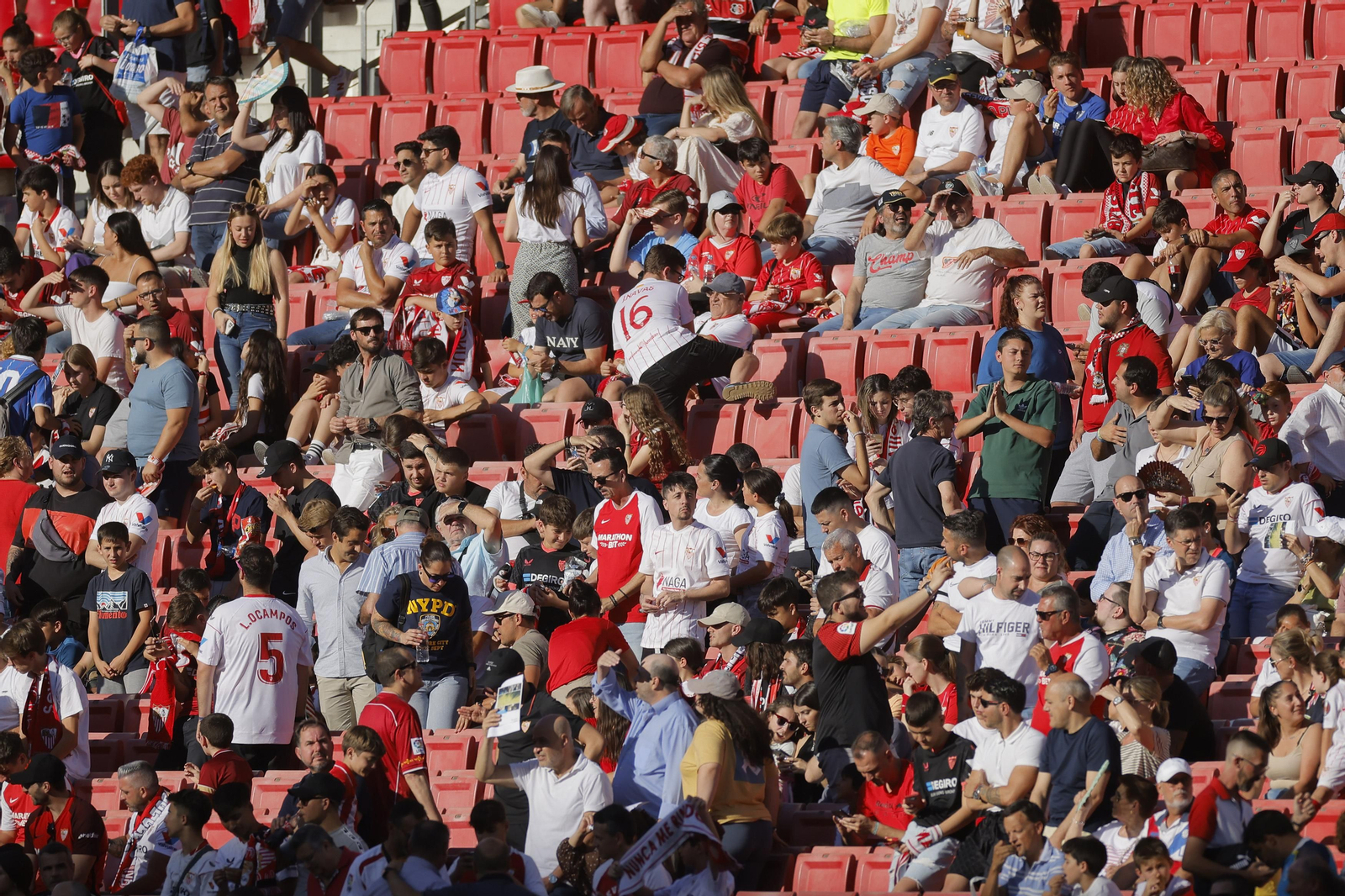 Búscate en las fotos del Sevilla-Español