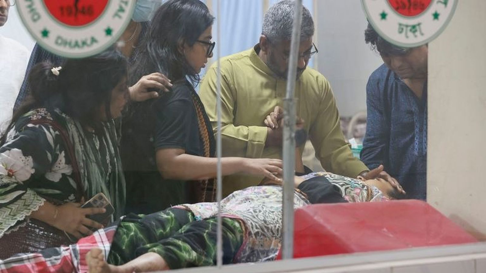 Familiares atienden a una enferma en India