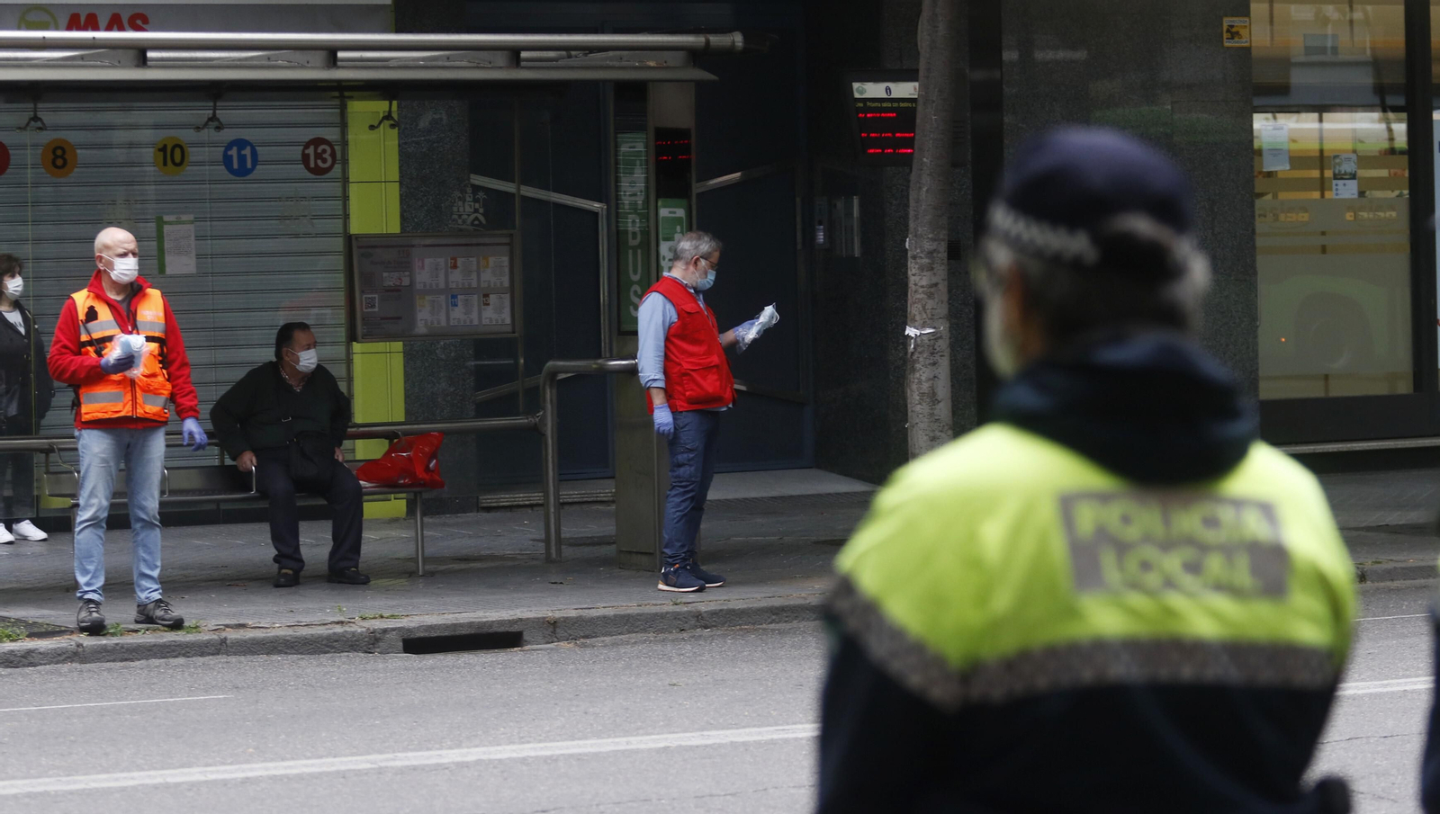 Las fotos del reparto masivo de mascarillas y la vuelta al trabajo en algunos sectores en Córdoba