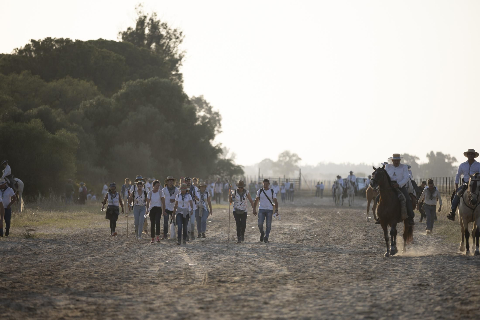 El Rocío 2023: Imágenes de la entrada de la Hermandad de Huelva en El Rocío