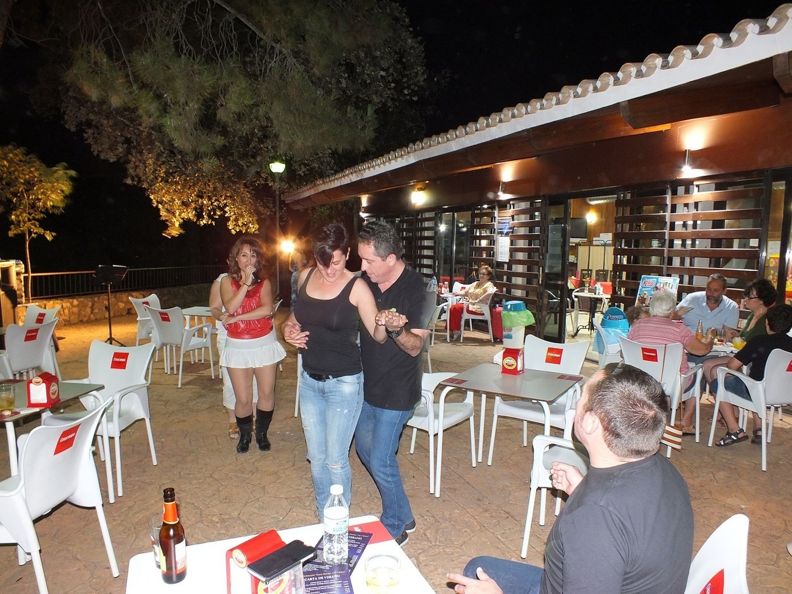 Actividad musical en el bar del parque periurbano.