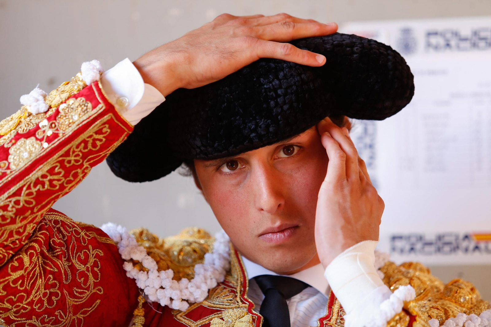 Roca Rey se cala la montera en la plaza de toros del Arenal, de La Línea de la Concepción, el pasado fin de semana.