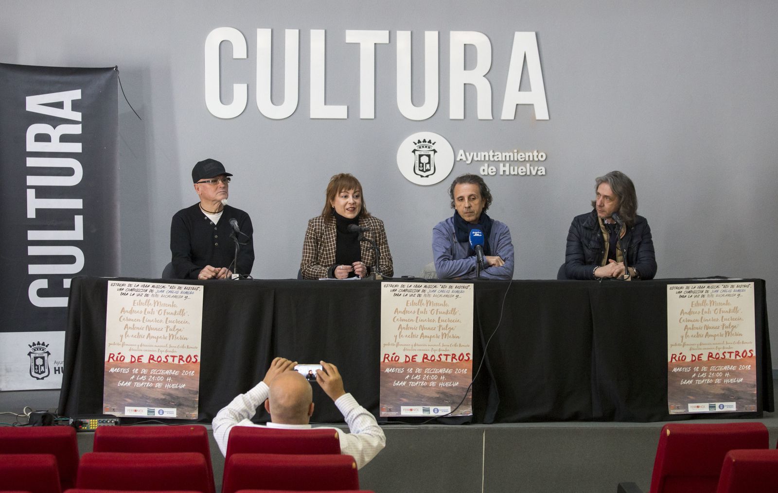 Pepe Roca, Elena Tobar, Juan Carlos Romero y  Jesús de Fariña, ayer, durante la presentación del espectáculo.