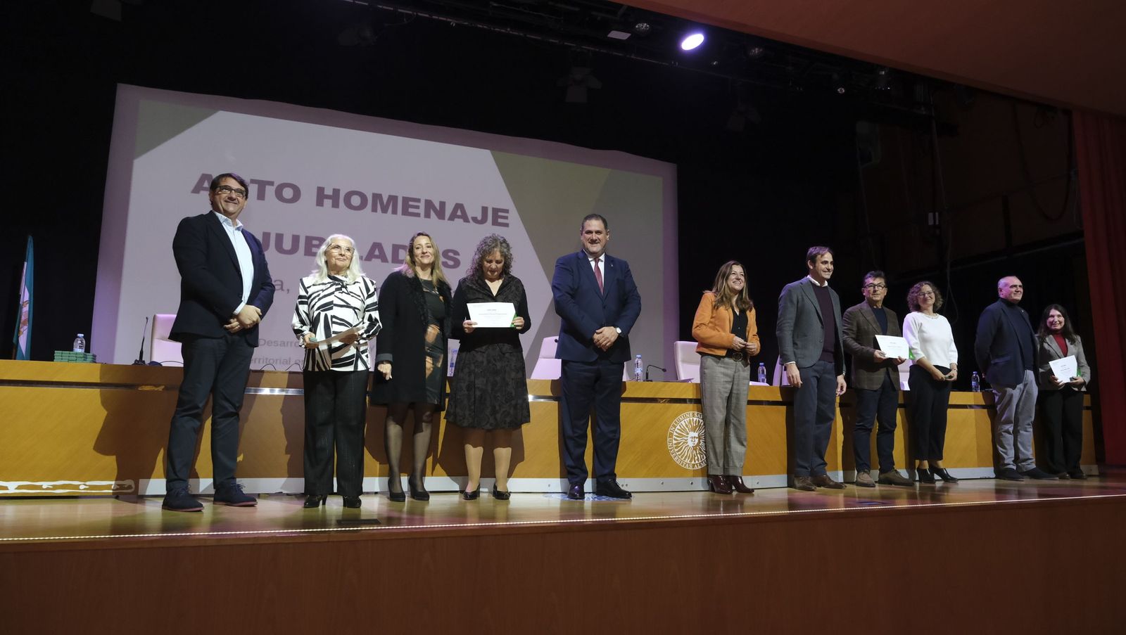 Los maestros docentes jubilados reciben su homenaje en la paraninfo de la UAL