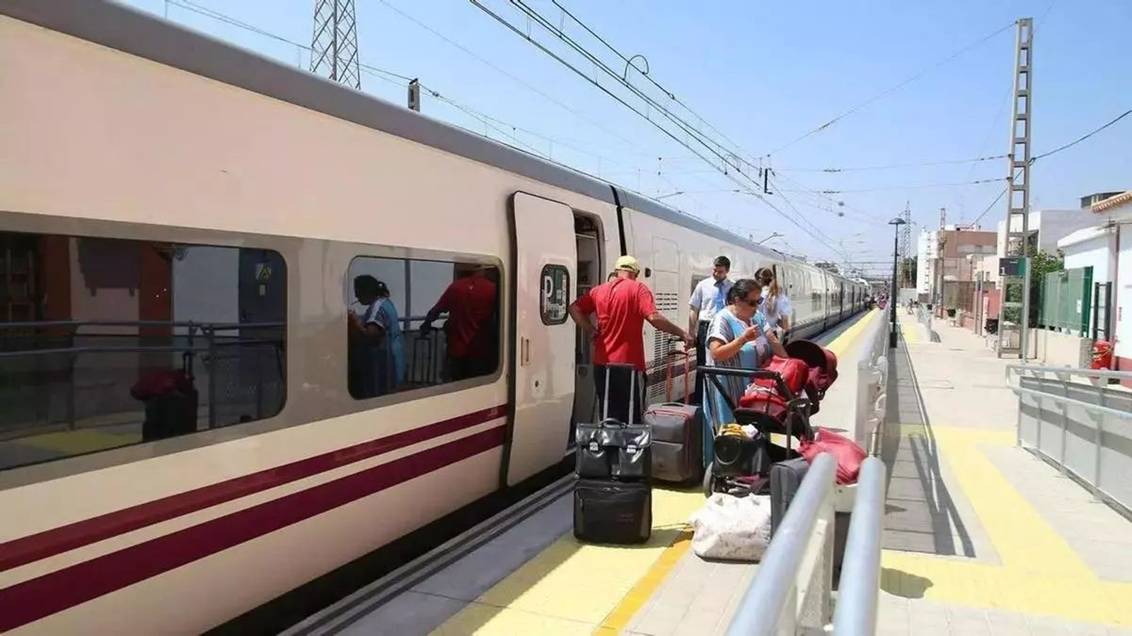 Pasajeros subiendo al tren en la estación de Huércal de Almería.