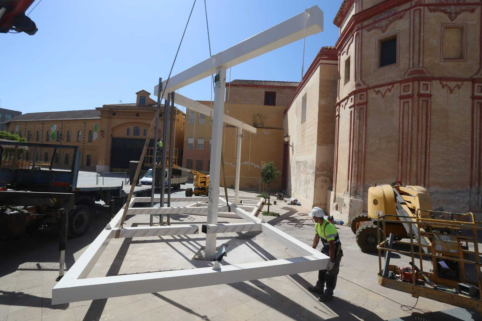 La retirada de la polémica pérgola de Santo Domingo, en fotos