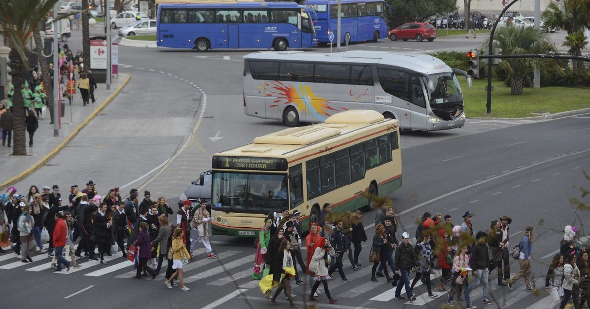Refuerzo del transporte público para los Carnavales de Cádiz: horarios, días y servicios