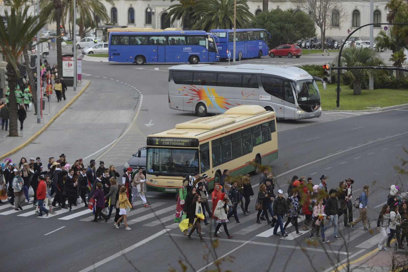 Autobuses urbanos y discrecionales durante una pasada edición del Carnaval de Cádiz.