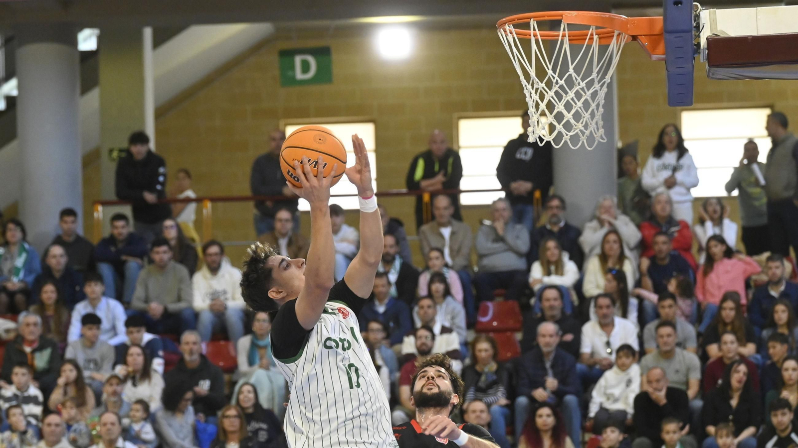 Gonzalo Orozco penetra a canasta ante la oposición de un rival. Gonzalo Orozco penetra a canasta ante la oposición de un rival.