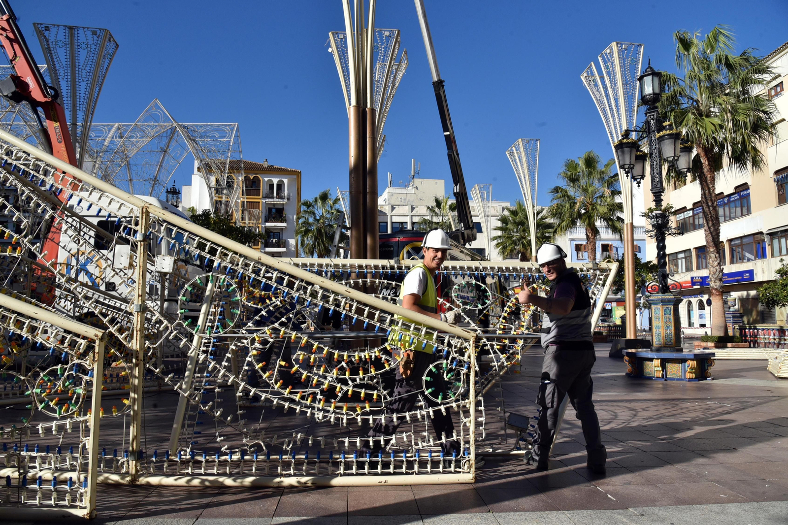 Montaje del alumbrado navideño en Algeciras