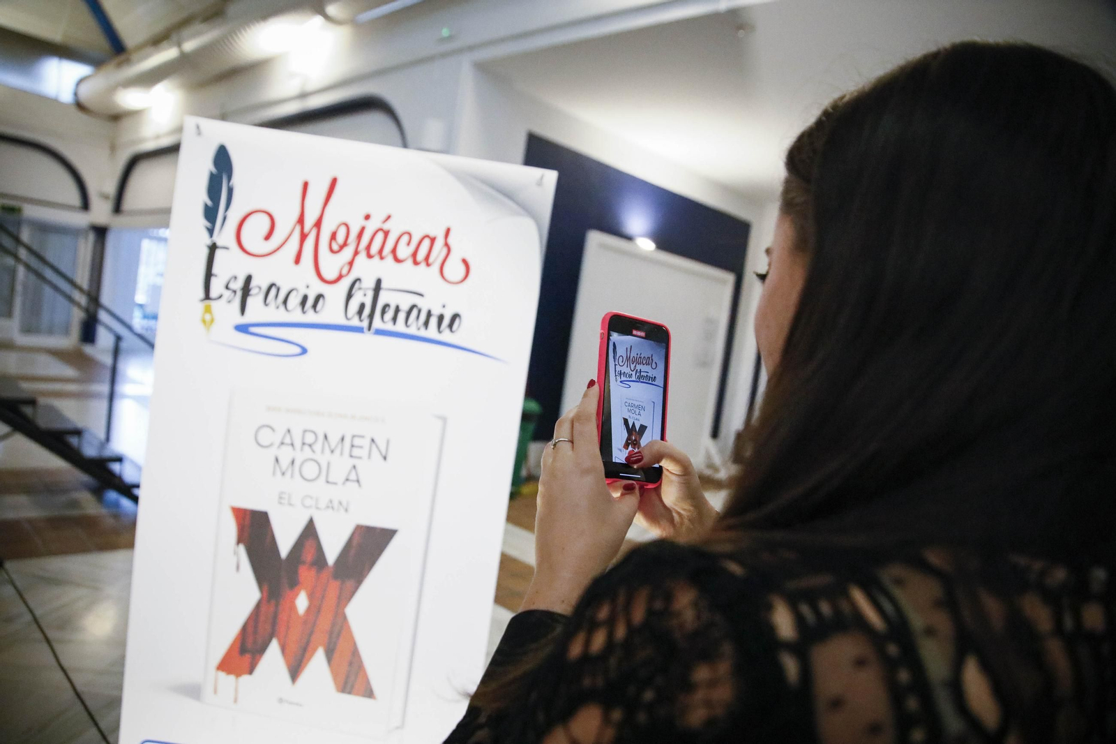 Las imágenes de la presentación del libro "El Clan" de Carmen Mola en Mojácar