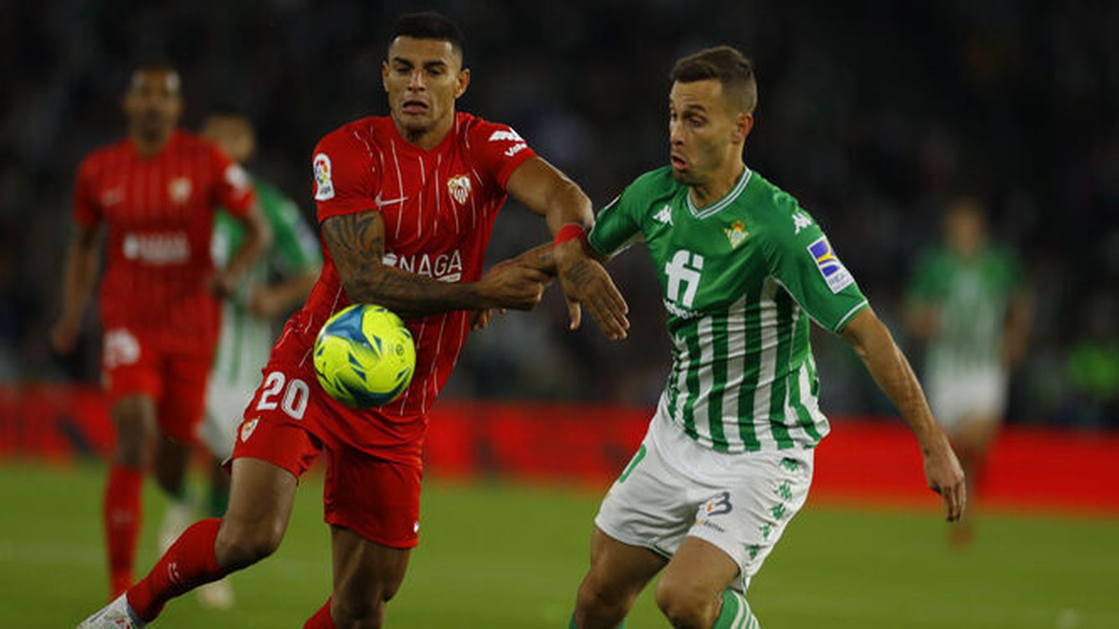 Durante más de un siglo de historia, ambos equipos de la capital hispalense se han enfrentado en incontables encuentros llenos de tensión, emoción y sevillanía