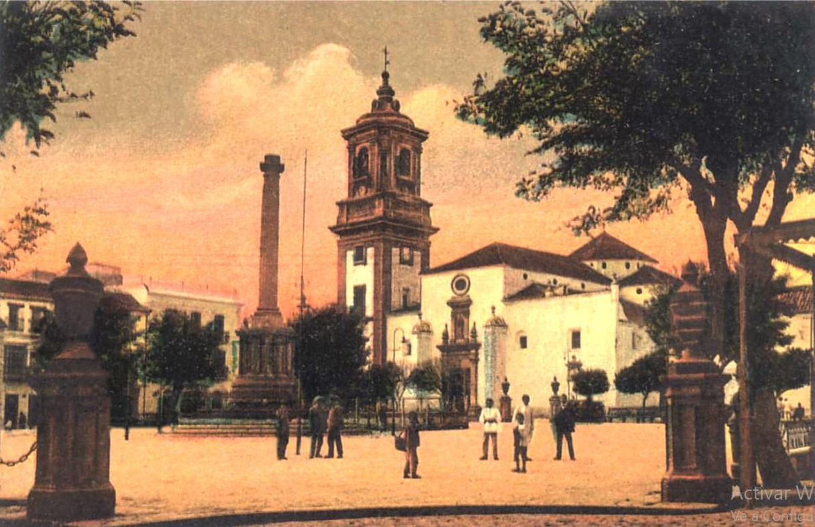 Postal coloreada de 1900 de la Iglesia de Nuestra Señora de la Palma y de la Plaza de la Constitución con la fuente y la columna erigida entre los años 1827 y 1830.