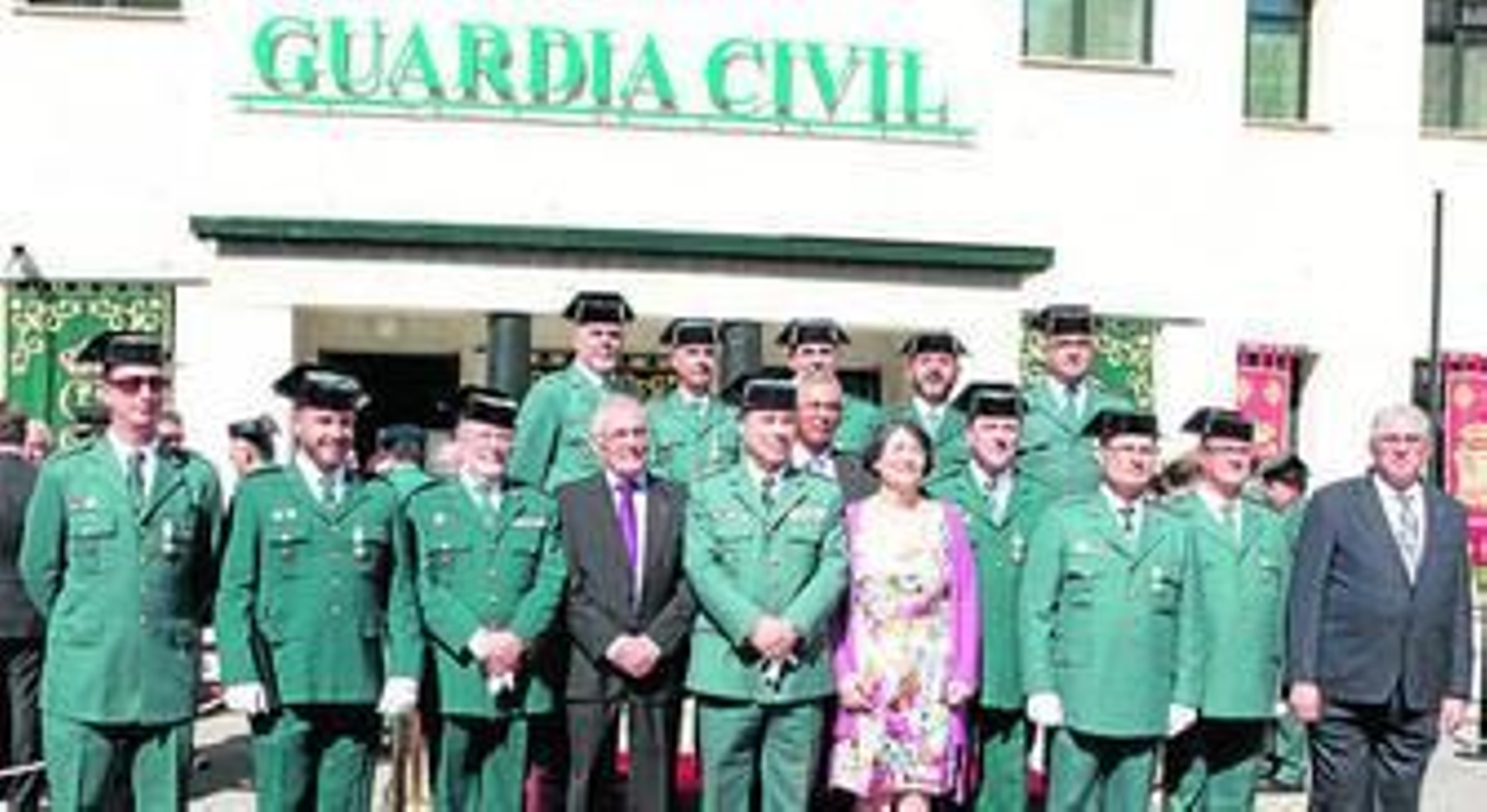 Foto de familia con miembros de la Guardia Civil, el subdelegado del Gobierno y la fiscal jefe Ángeles Ayuso, entre otros.