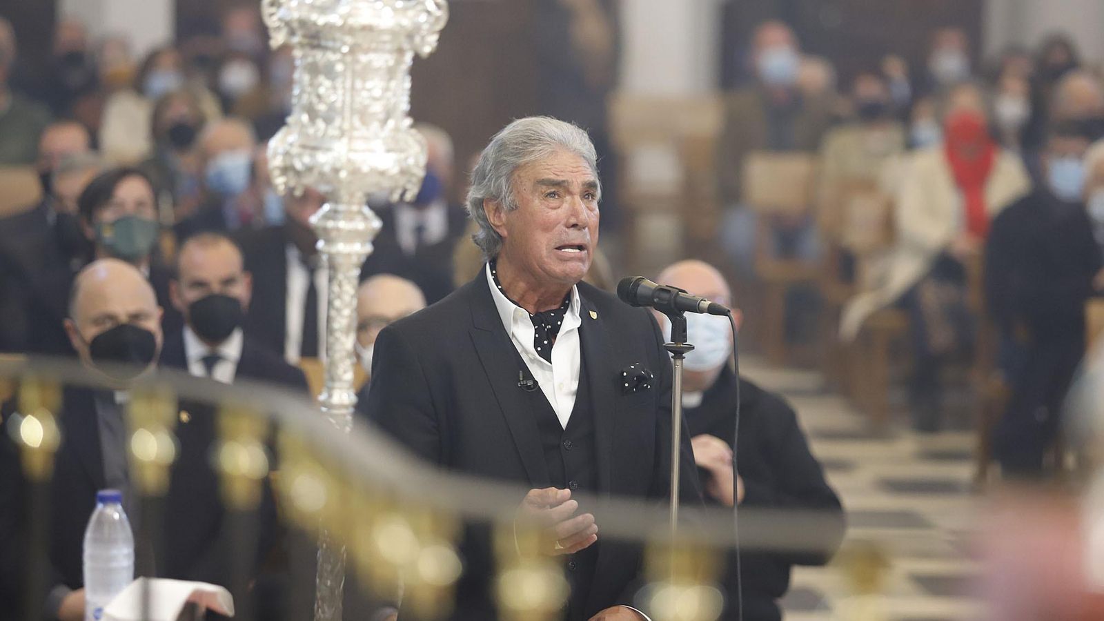 Mario Garrido en el cante de una de las saetas.