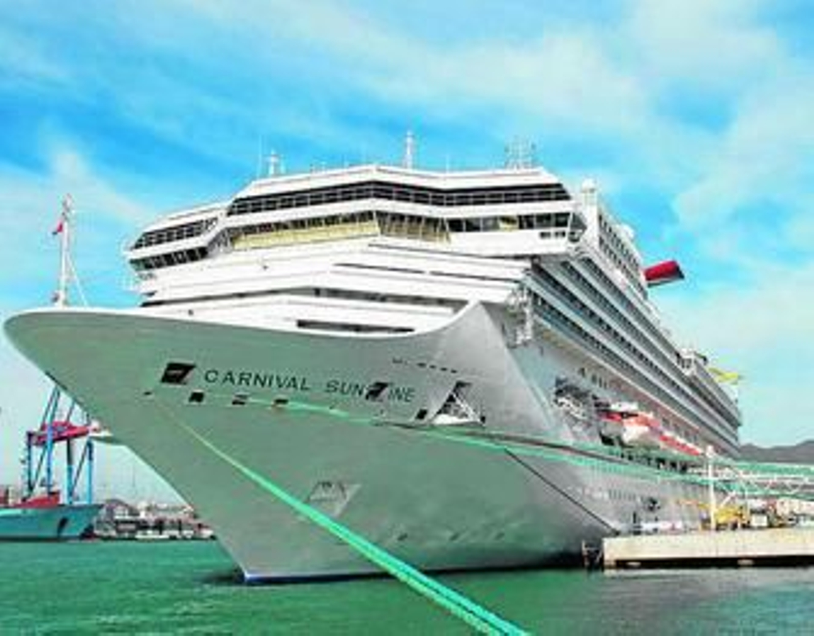 'Carnival Sunshine', atracado ayer en su primera visita a Málaga.