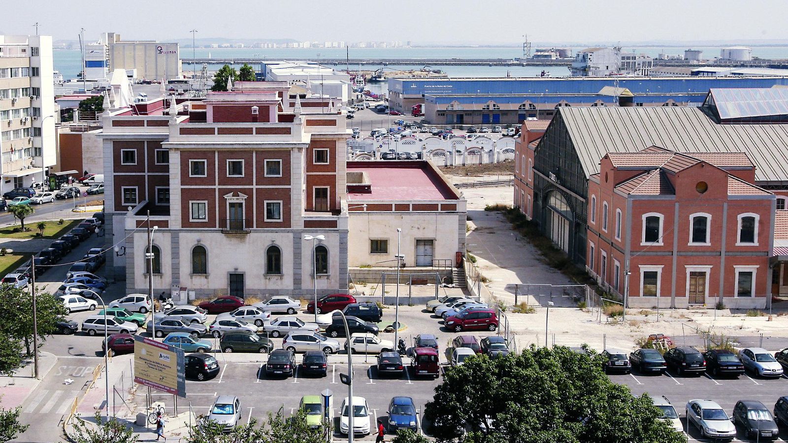 La Aduana oculta la fachada principal de la estación histórica.