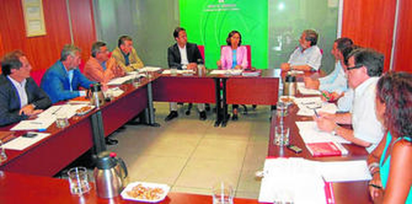 Rosa Aguilar, consejera de Obras Públicas y Vivienda, preside ayer una reunión con sindicatos, patronal de la construcción y federación de municipios.