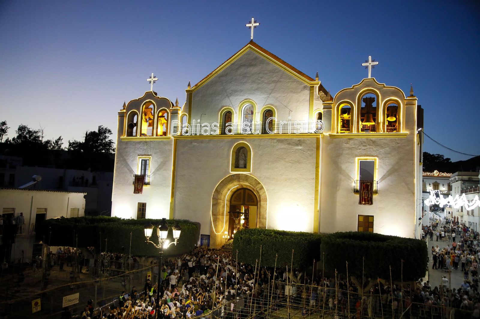Las imágenes de la misa vespertina y procesión del Cristo de la Luz de Dalías