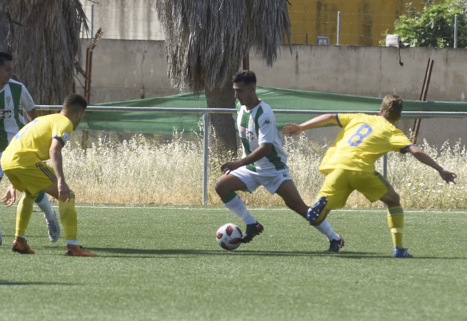 Los cadistas Franco (i) y Javi Moreno presionan la salida de un jugador del Córdoba B.