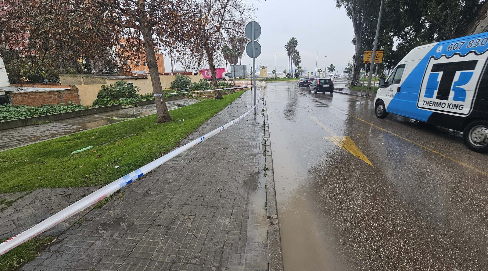La rotonda del Varadero de Algeciras tras el hundimiento de una plancha de cubría el arroyo del Saladillo, en imágenes
