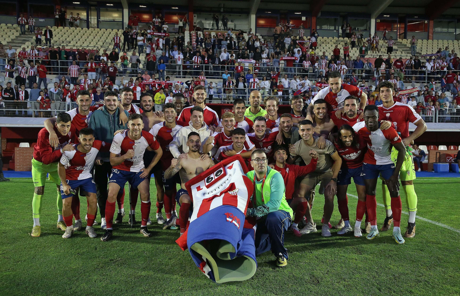 La celebración por la permanencia del Algeciras CF en imágenes