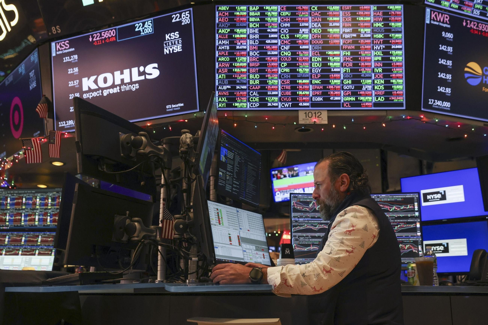 Un trader observa pantallas que muestran datos financieros en la Bolsa de Valores de Nueva York.