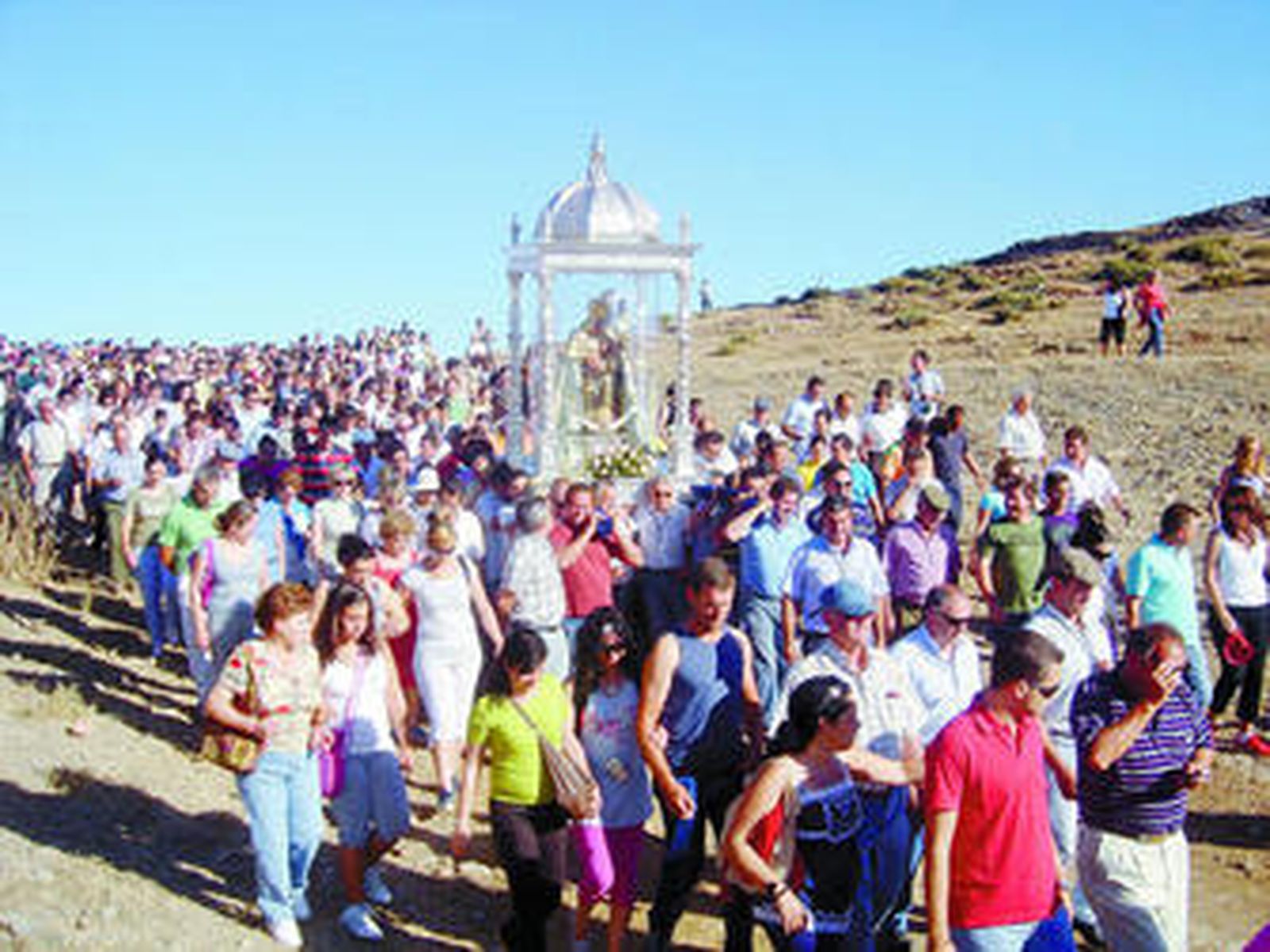 La Virgen de la Peña, ayer, arropada por cientos de fieles en la subida hacia el Cerro del Águila.