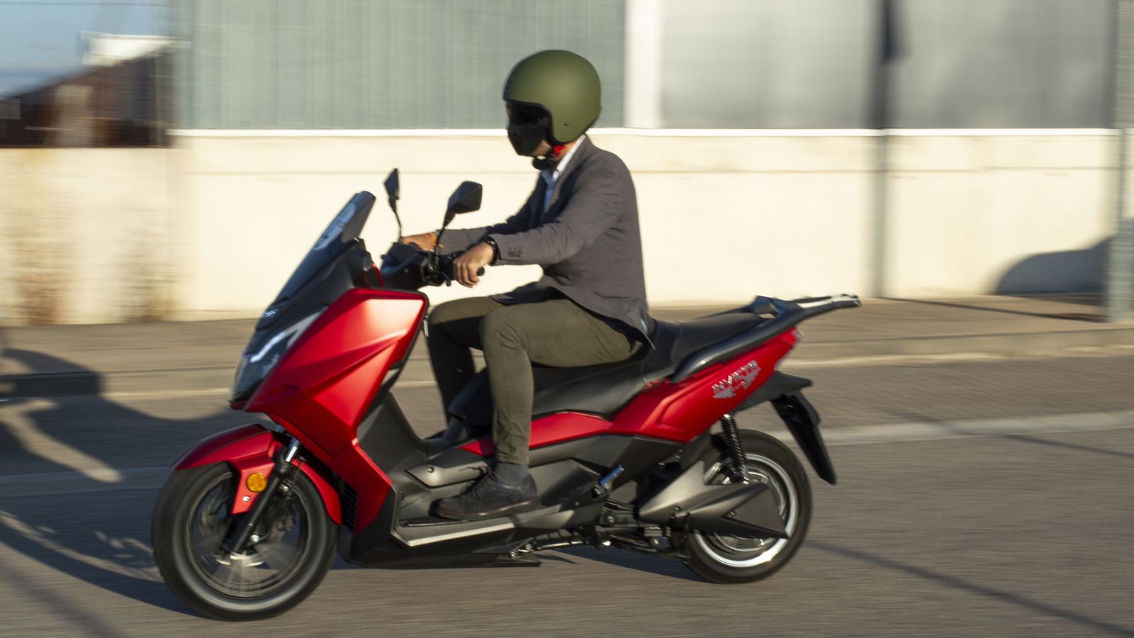 El T10 Neila es el top de los scooter eléctricos de Invicta. Puede alcanzar los 120 km/h y los 270 km de autonomía si recurre a la batería de 10,8 kWh.