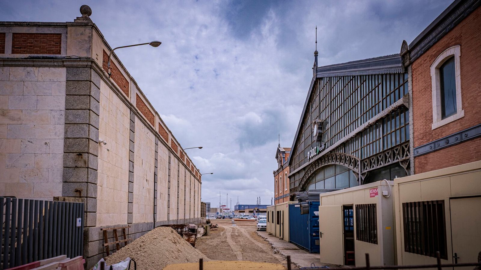 La fachada de la estación de 1905, oculta tras el edificio de la Aduana.