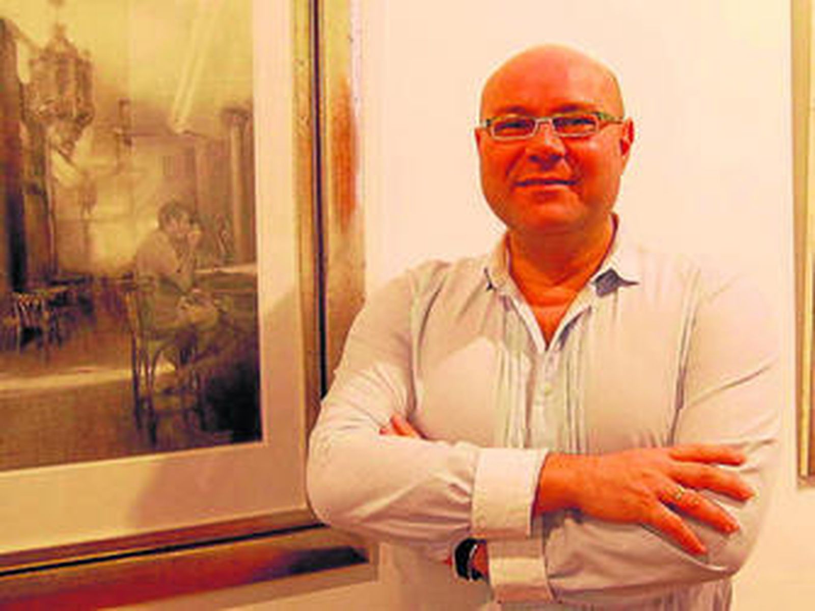 1. 'Comprando piononos', un dulce muy típico de las cafeterías granadinas. 2. El autor posa junto a una de las obras que se pueden ver en la galería Cidi Hiaya. 3. El cuadro titulado 'Merienda en el Café Central'. 4. 'El espejo' es el protagonista de esta obra.