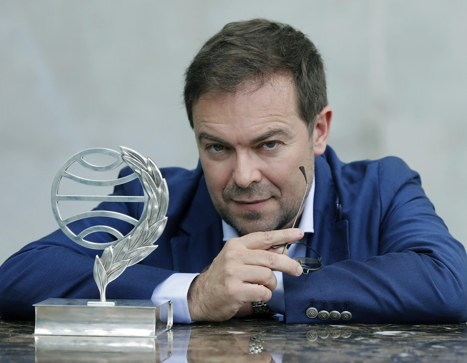 Javier Sierra, ayer en Barcelona con el trofeo del Premio Planeta; abajo, la finalista, Cristina López Barrio. Javier Sierra, ayer en Barcelona con el trofeo del Premio Planeta; abajo, la finalista, Cristina López Barrio.