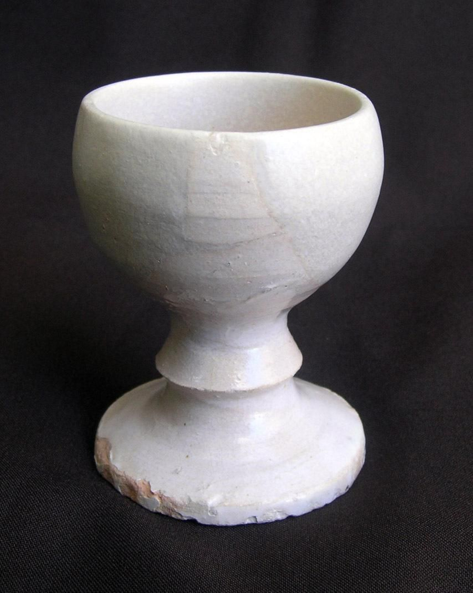 Grial de cerámica valenciana hallado en Algeciras (sin decoración).