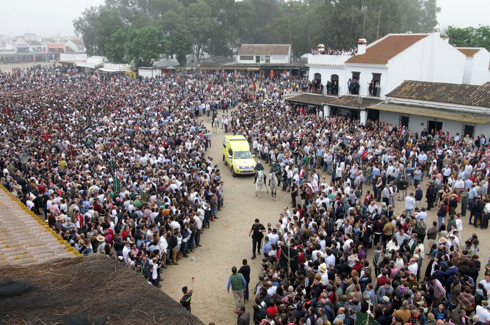 Las imágenes de la procesión de la Virgen del Rocío por la aldea en el Lunes de Pentecostés