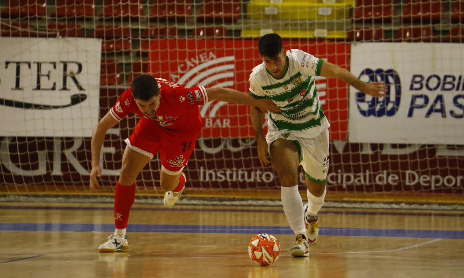 Ismael intenta marcharse de la presión de Mellado.